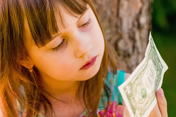 Aranyos Kislány Amerikai Dollárral Mint Pénzügyi Oktatás Szimbóluma — Stock Fotó