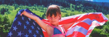 ABD 'deki çocuğun hakları. Amerika Birleşik Devletleri bayrağı taşıyan genç ve güzel bir kız. Yatay resim.