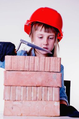 Hayalindeki inşaat projesini yapan sevimli küçük kız müteahhidin esprili görüntüsü.