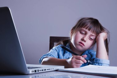 Ofiste bir sürü belgeyle tek başına çalışan yorgun ve bitkin bir iş kızı. Komik bir fotoğraf.. 