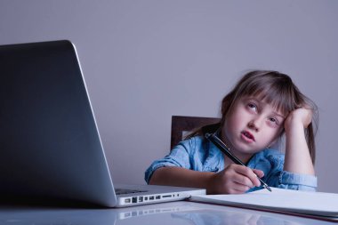 Profesyonel yorgunluk için stres. Ofiste çalışan yorgun ve depresif gençlerin komik portresi..