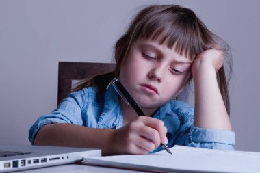 Ofis cehennemi konsepti. İş kızı belgelerle kafayı bozmuş. Düşük ücretler, fazla mesai, kariyer beklentisi kavramı eksikliği.. 