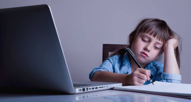 Yorgun ve yorgun genç iş kızı belgelerle kafayı yiyor. Düşük ücretler, fazla mesai, kariyer beklentisi kavramı eksikliği.. 