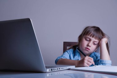 Ofis rutini konsepti. Ofiste tek başına çalışan yorgun ve bitkin bir iş çocuğunun komik portresi.. 