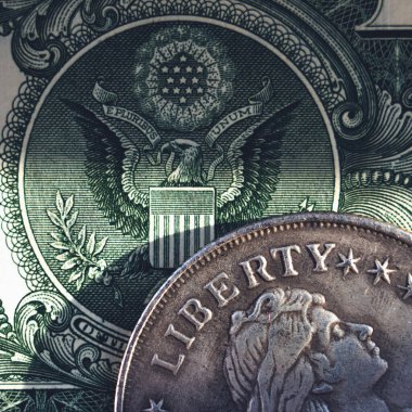 Zenginliğin ve ticaretin sembolü olarak Amerikan sikkesini ve bir dolar banknotu kapat. Seçici odak.