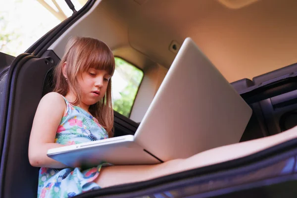 Leer Altijd Overal Portret Van Jong Mooi Meisje Zitten Auto — Stockfoto