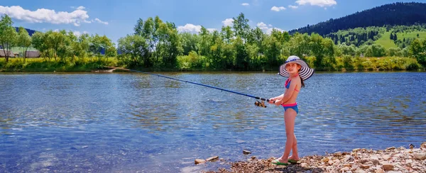 Angeln Porträt Der Jungen Schönen Fischerin Die Einen Fisch Gefangen — Stockfoto