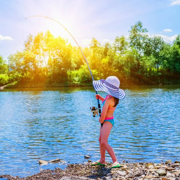 釣りだ 若い美しい漁師の少女の肖像画魚をキャッチしました 夏休み 健康的なライフスタイル スポーツコンセプト — ストック写真