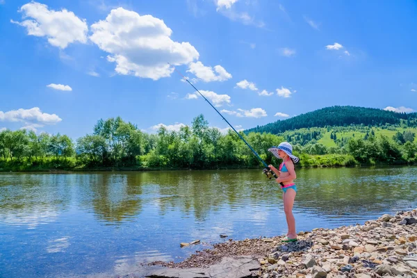 小さな美しい少女が釣りをしている 夏休み 健康的なライフスタイルとスポーツのコンセプト — ストック写真