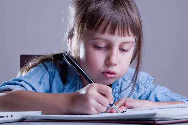 Jong Mooi Meisje Dat Met Een Laptop Werkt Humorvol Beeld — Stockfoto