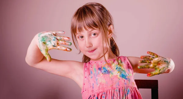 年轻漂亮的姑娘用鲜艳的色彩展示她的双手 创意概念 — 图库照片