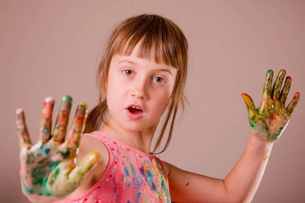 Imagem Engraçada Menina Bonita Nova Com Mãos Pintadas Coloridas Imagem — Fotografia de Stock