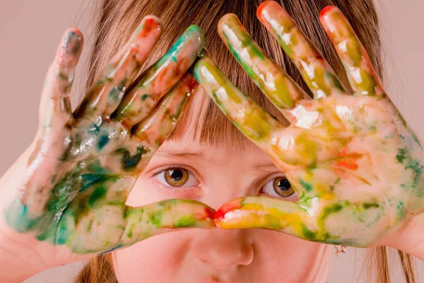 Close Menina Bonita Jovem Olhando Através Mãos Pintadas Conceito Arte — Fotografia de Stock