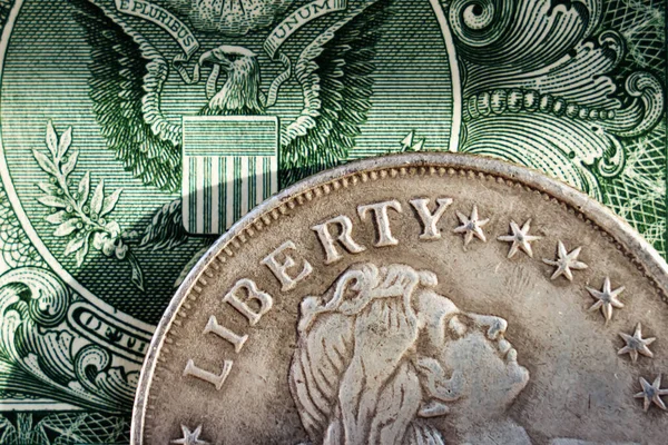 碑文を持つ古い米国の硬貨 シンボルとして1ドル札に米国の武器のコートに対する自由 アメリカ 機会と自由の土地 選択的焦点 — ストック写真