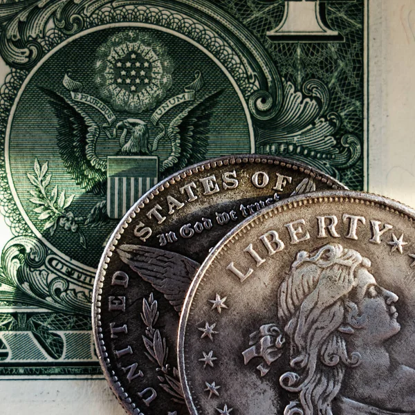 Schließen Sie Münzen Und Einen Dollar Schein Als Symbol Amerika — Stockfoto
