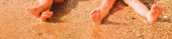Dětské Nohy Písku Moře Vodorovný Obrázek — Stock fotografie