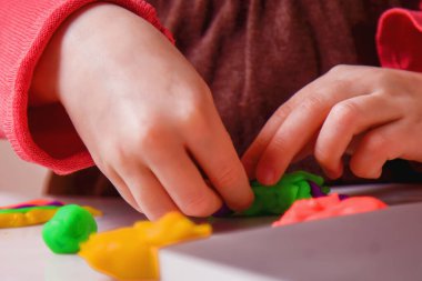 Plasticine modelleme süreci: çocuğun el heykellerini kapatın. Yatay resim.