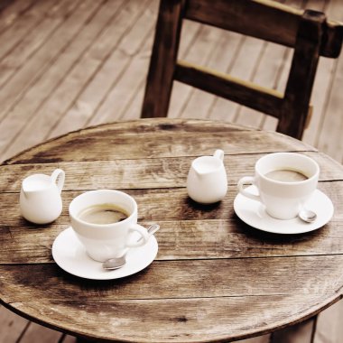 Kırsal ahşap masa arkasında iki fincan kahve.. 