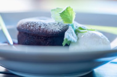 Açık arkaplanda lezzetli çikolatalı pasta.