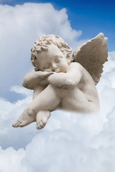 Маленький Ангел Спить Хмарі — стокове фото