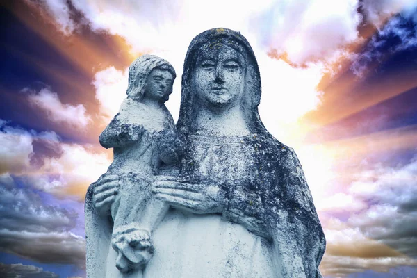 Rainha Céu Estátua Antiga Virgem Maria Com Jesus Cristo Contra — Fotografia de Stock