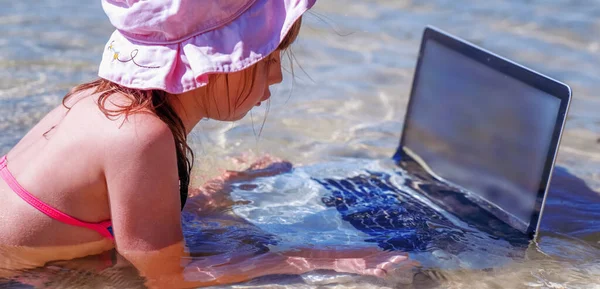 Junge Schöne Mädchen Lernen Aus Der Ferne Mit Laptop Horizontales — Stockfoto