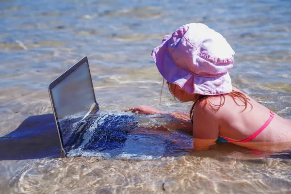 Junge Schöne Mädchen Freischaffende Arbeit Mit Laptop Freien Tropischem Meer — Stockfoto