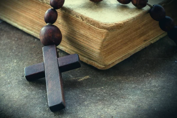 Закрыть Четки Библию Сосредоточься Кресте Христианство Религия Религия — стоковое фото