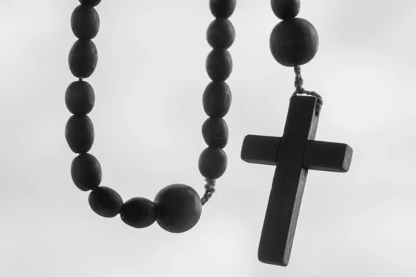 Κοντινό Πλάνο Κομπολόι Λευκό Φόντο Αυτοσυγκέντρωση Στο Σταυρό Χριστιανισμός Θρησκεία — Φωτογραφία Αρχείου