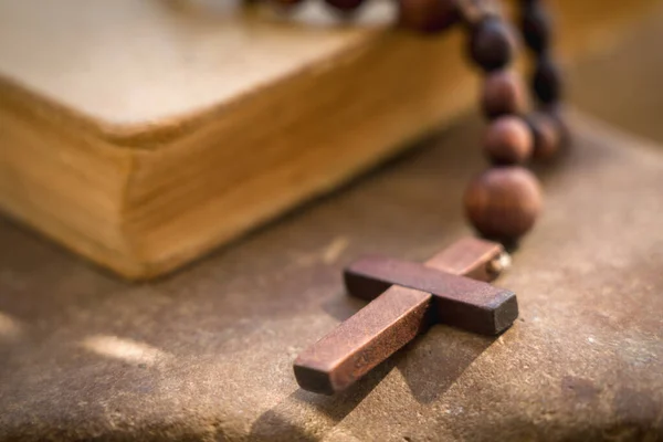 Christentum Religion Glaubenskonzept Rosenkranzkreuz Vor Biblischem Hintergrund Als Symbol Des — Stockfoto