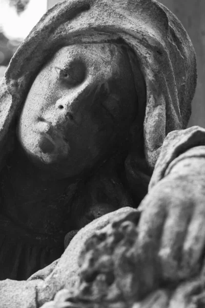 墓碑上一个悲伤绝望妇女的古老石像的碎片 作为死亡和人类生命终结的象征 — 图库照片