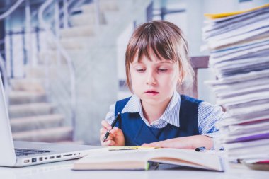 Ofis rutini konsepti. Ofiste fazla mesai yapan genç iş kızının portresi. Bir sürü belgeyle birlikte.. 