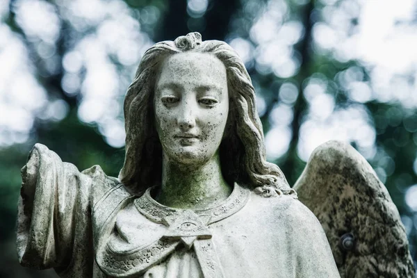 人生の終わりの象徴として悲しい天使を閉じます 古代の石像 — ストック写真