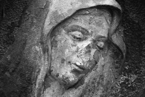 对圣母玛利亚的古老石像进行了部分毁谤 — 图库照片