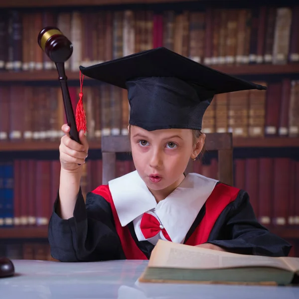 Grappig Portret Van Jonge Meisje Rechter Advocaat Maakt Een Beslissing — Stockfoto