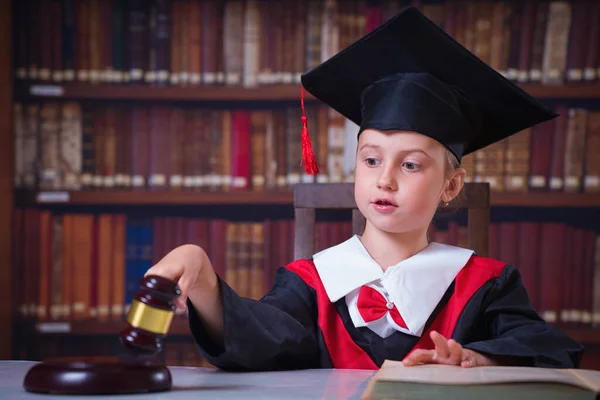 Gesneden Beeld Van Kind Meisje Rechter Advocaat Het Geven Van — Stockfoto