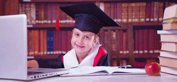 Eğitim Konsepti Manto Giymiş Genç Güzel Bir Kız Öğrenci Kütüphanede — Stok fotoğraf