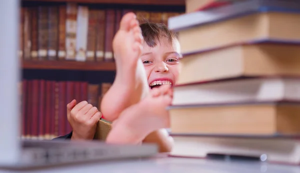 Lernen Kann Spaß Machen Junge Lächelnde Glückliche Schöne Studentin Die — Stockfoto