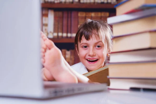 学習は楽しいことができます 若いです笑顔のユーモアのある肖像コンピュータと本で勉強幸せな美しい女性学生 — ストック写真