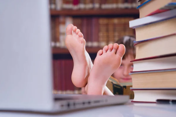 学习和休息的概念 年轻美丽的女学生在图书馆读书 有选择地专注于脚上 幽默形象 — 图库照片