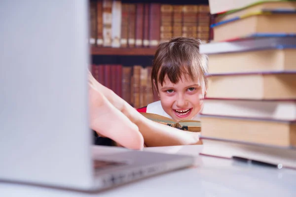 学习会很有趣 年轻的微笑着快乐美丽的女学生 与计算机和书籍一起学习 — 图库照片