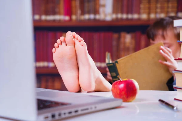 Concepto Estudio Descanso Joven Estudiante Hermosa Mujer Estudia Lee Libros Imágenes de stock libres de derechos