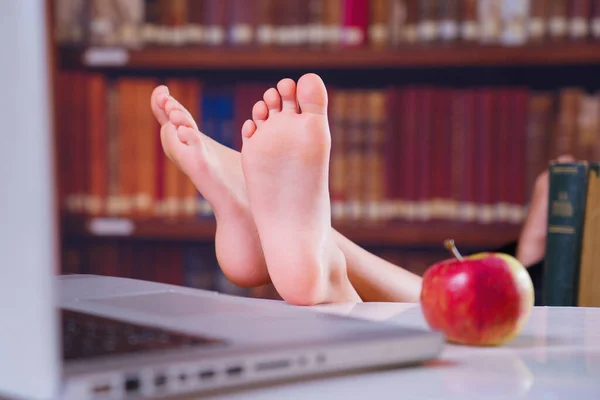 Joven Estudiante Hermosa Mujer Estudia Lee Libros Biblioteca Enfoque Selectivo Imágenes de stock libres de derechos