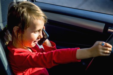 İşe arabayla giderken cep telefonu kullanan güzel bir kızın portresi. Tehlikeli, pervasız sürücü alışkanlıkları. Trafik güvenliği ihlali dikkat eksikliği kavramı.