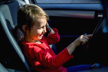 İşe arabayla giderken cep telefonu kullanan güzel bir kız. Tehlikeli, pervasız sürücü alışkanlıkları. 