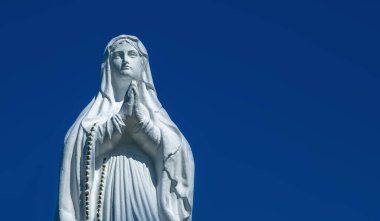 Meryem Ana 'nın eski bir heykeli dua ediyor. Tasarım veya metin için boş kopyalama alanı.