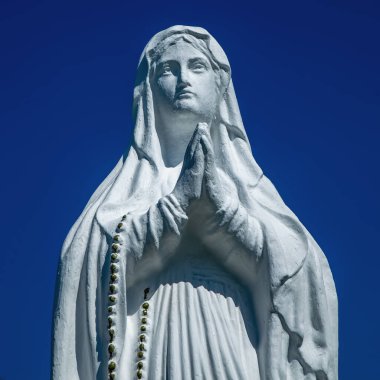 Meryem Ana 'nın eski heykeli dua ediyor.