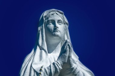 Mavi arka planda Bakire Meryem heykelini kapat