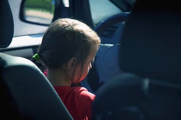 Gevaren Van Minderjarig Rijden Achteraanzicht Van Het Jonge Meisje Auto — Stockfoto