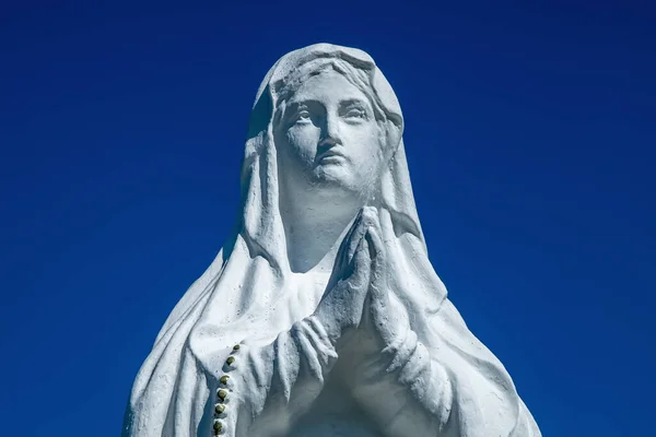 Antique Estátua Branca Virgem Maria Orando Fundo Azul Céu — Fotografia de Stock